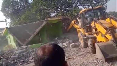 नवागढ़: सलखन गांव में तहसीलदार की टीम ने बेजा कब्जा हटाने की कार्रवाई की, सरकारी जमीन पर लोगों ने दुकान और घर बनाकर किया था कब्जा