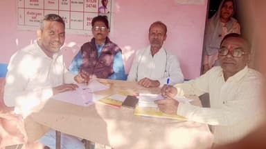 सारंगपुर: मतदाता सूची पुनरीक्षण को लेकर घर-घर जा रहे बीएलओ, सारंगपुर एसडीएम ने काम में तेज़ी लाने के दिए निर्देश