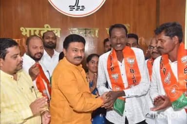 राजूरा: राजुरा भाजपा जनसंपर्क कार्यलयात विठ्ठलवाडा पं.स. क्षेत्रातील शेतकरी संघटनेच्या अनेक कार्यकर्त्यांनी धरली भाजपची वाट