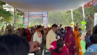 जमुई: जमुई विधानसभा के चोरमारा में पहली बार पहुंचने पर मतदान कर्मियों और मजिस्ट्रेट का फूल माला व आरती से स्वागत किया गया