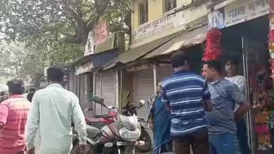 মন্দিরবাজার: মন্দিরবাজার এলাকায় একটি সোনার দোকানের দুঃসাহসিক চুরি ঘটনাস্থলে মন্দিরবাজার থানার পুলিশ।