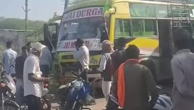 गरोठ: पावटी में किसानों का हंगामा, दिन में बिजली न मिलने से भड़के किसानों ने गांव में किया चक्का जाम