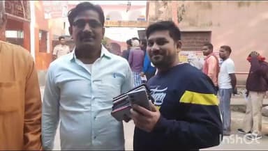 ओबरा: ओबरा में मतदान के दौरान समाजसेवियों ने सभी का मोबाइल सुरक्षित रखा