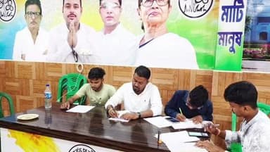 বারুইপুর: বারইপুর পূর্ব বিধানসভা তৃণমূল কংগ্রেস কার্যালয়ে এসআইআর সংক্রান্ত বৈঠক