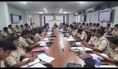धनबाद/केंदुआडीह: धनबाद के वरीय पुलिस अधीक्षक ने समाहरणालय के पुलिस सभागार में मासिक समीक्षा बैठक की