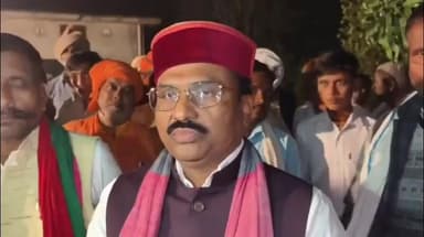 इकौना: दिल्ली ब्लास्ट में मृतक दिनेश के घर गनेशपुर पहुंचे सपा सांसद राम शिरोमणि वर्मा, कहा- 25 लाख का मुआवजा दिया जाए परिवार को