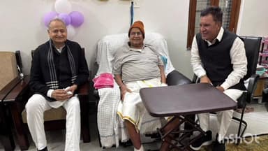 गिर्वा: पूर्व मुख्यमंत्री अशोक गहलोत ने पूर्व विधानसभा अध्यक्ष कैलाश मेघवाल से मुलाकात की, स्वास्थ्य की जानकारी ली