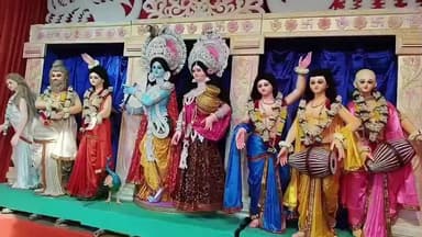 গাজোল: ২৮ তম সার্বজনীন গাজোল রাস উৎসব মেলায় জনপ্রিয় পদাবলী কীর্তন শিল্পী প্রদীপ পালের দ্বিতীয় দিনের গানে মেতে উঠেছেন ভক্তরা