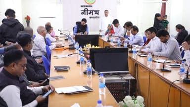 कलेक्टर श्री हिमांशु चंद्रा, मंगलवार को कलेक्टोरेट सभाकक्ष नीमच में आयोजित जनसुनवाई में आवेदको की समस्याएं सुनते हुए।
#...