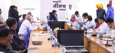 कलेक्टर श्री हिमांशु चंद्रा द्वारा #जनसुनवाई में मंगलवार को नीमच निवासी महिला सुनिता देवी को उपचार के लिए 15 हजार रूपये...