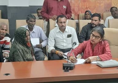 कलेक्टर कार्यालय में आज मंगलवार को जनसुनवाई आयोजित की गई। जनसुनवाई में डिप्टी कलेक्टर राधा महन्त एवं डिप्टी कलेक्टर संजय...