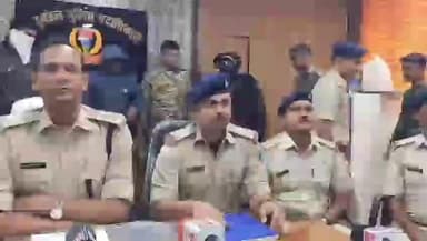 हज़ारीबाग: हजारीबाग: रंगदारी और गोलीकांड का खुलासा, पुलिस ने 6 अपराधियों को गिरफ्तार कर पिस्टल व कारतूस बरामद किए