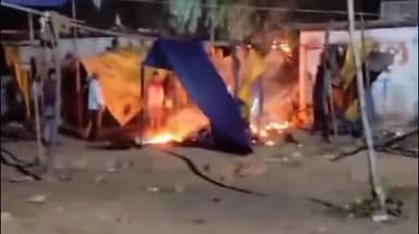 आदित्यपुर गम्हरिया: कांड्रा बाजार में भीषण आग, पांच दुकानें जलकर खाक, हजारों का नुकसान