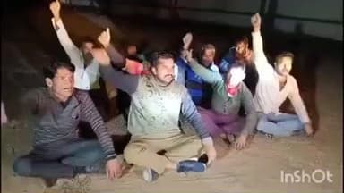 सीहोर नगर: सीहोर: गुड़भेला के पास रुचि सोया के वेयरहाउस पर प्याज से भरे ट्रैक्टरों के सामने किसानों का प्रदर्शन