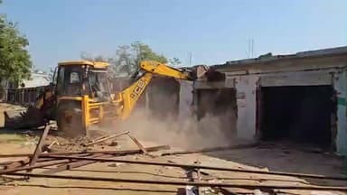 મહેમદાવાદ: શહેરમાં ઔડા દ્વારા સમર કોમ્પ્લેક્સની 35 દુકાનો તૅમજ નગરના અન્ય વોસ્તારોમાં પોલીસ પ્રોટેકશન સાથે દબાણ દૂર કરવાની કામગીરી