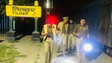 तिलहर: जिले में हाई अलर्ट के चलते पुलिस क्षेत्राधिकारी ने पुलिस फोर्स के साथ संवेदनशील स्थानों और रेलवे स्टेशन पर की चेकिंग