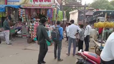 निवाड़ी: अम्बेडकर तिराहे पर सांप निकलने से मची अफरा-तफरी, वीडियो वायरल