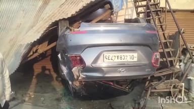 संडीला: तेज रफ्तार से जा रही कार बघौली पावर हाउस के सामने दुकान की टीन शेड में घुसकर पलटी, एक घायल