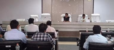 दंतेवाड़ा: कलेक्टर दंतेवाड़ा ने राजस्व अधिकारियों की बैठक ली