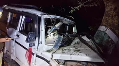 बांसडीह: पर्वतपुर गांव में तेज रफ्तार बोलेरो की पेड़ से हुई टक्कर, हादसे में तीन युवकों की दर्दनाक मौत, दो की हालत गंभीर