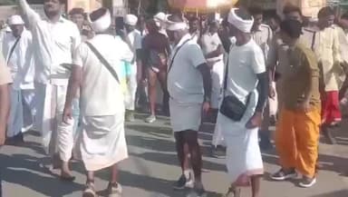 ठीकरी: अखण्ड निराहार नर्मदा परिक्रमा कर रहे श्री श्री संत दादा गुरु का ठीकरी नगर में भव्य स्वागत