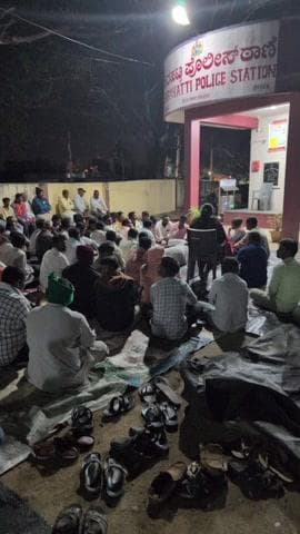 ಶಿರಹಟ್ಟಿ: ಪಟ್ಟಣದಲ್ಲಿ ಮತ್ತೆ ಪಿ.ಎಸ್.ಐ ದರ್ಪ, ಅರೆನಗ್ನಗೋಳಿಸಿ ವ್ಯಕ್ತಿಗೆ ಥಳಿತ, ಠಾಣೆ ಎದುರು ಪ್ರತಿಭಟನೆ