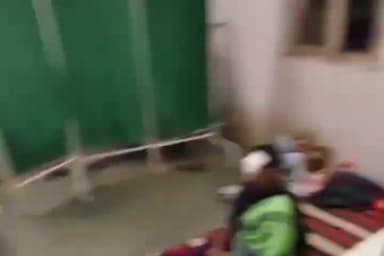 कांकेर: जिला अस्पताल कांकेर में मोतियाबिंद मरीजों की दुर्दशा, एक ही बिस्तर पर दो-दो मरीज, निरीक्षण करने पहुंचीं जिपं. सदस्य