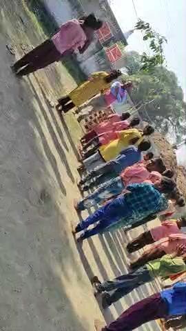 संविलियन स्कूल बस्ती नगला ब्लाक जैतीपुर शाहजहांपुर में शारीरिक शिक्षक जितेंद्र पाल सिंह प्रार्थना एवं राष्ट्रगान करतेहै।