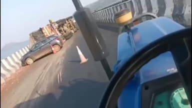 शिवपुरी: अमोला सिंध पुल पर प्याज से भरा ट्रक पलटा, चालक सुरक्षित, पुलिस ने ट्रक को हटवाया