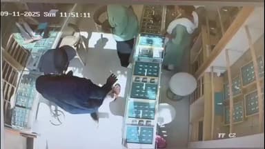 વડોદરા પૂર્વ: ગઠિયાએ પોતાની પ્રેમિકા માટે લવ પેન્ડલ ખરીદી કરવા માટે આવ્યો હોવાનું જણાવી ચોરી ને અંજામ આપ્યો