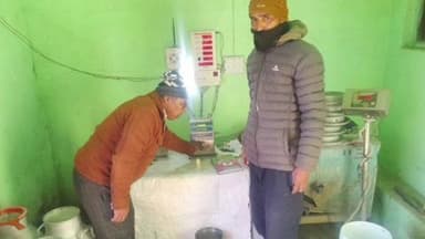 चम्पावत: दुग्ध समिति चौड़ासेठी में जनता मिलन की शिकायतों का त्वरित निस्तारण, मूल्य निर्धारण पर बैठक हुई