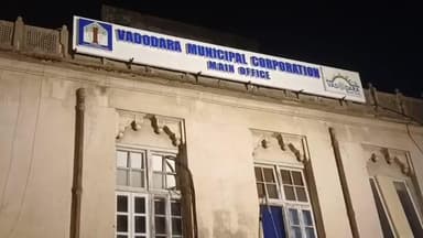 વડોદરા પશ્ચિમ: પાલિકાના અધિકારી અચાનક ચક્કર ખાઈ ને પડ્યા.
તાત્કાલિક 108 બોલાવવી પડી