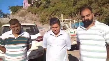 कालका: पिंजौर रायतन के बघारनी गांव में ग्रामीणों और छात्रों ने हरियाणा रोडवेज की बस रोककर लगाया जाम