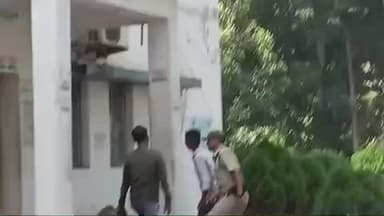 দেগঙ্গা: দেগঙ্গার বেলিয়াঘাটা বাজারে বেআইনিভাবে মদ বিক্রি অভিযোগে এক মদ বিক্রেতাকে গ্রেফতার করে আদালতে পাঠালো পুলিশ