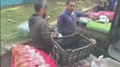 ਅੰਮ੍ਰਿਤਸਰ 2: ਹਾਲ ਗੇਟ ਦੇ ਨਜਦੀਕ ਟਰੈਫਿਕ ਪੁਲਿਸ ਅਧਿਕਾਰੀਆਂ ਵੱਲੋਂ ਜੁਗਾੜੂ ਰੇੜੀਆਂ ਦੇ ਕੀਤੇ ਗਏ ਚਲਾਨ