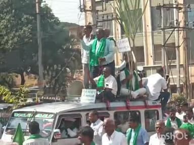 ಹುಮ್ನಾಬಾದ್: ಕಬ್ಬಿನ ಬೆಲೆ ನಿಗದಿಗೆ ಅಗ್ರಹಿಸಿ, ರೈತ ಸಂಘಗಳ ಸಂಯುಕ್ತ ಹೋರಾಟ ಸಮಿತಿಯಿಂದ ನಗರದಲ್ಲಿ ಎತ್ತಿನ ಬಂಡಿಗಳ ಸಮೇತ ಬ್ರಹತ್ ಪ್ರತಿಭಟನೆ