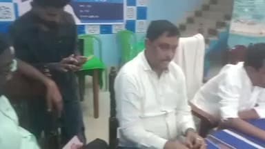 মুরারই ১: মুরারইয়ের ভোট রক্ষা শিবিরে সকাল থেকে উপস্থিত ব্লক সভাপতি ও পঞ্চায়েত সমিতির সভাপতি, খবর নিলেন সাধারন ভোটারদের