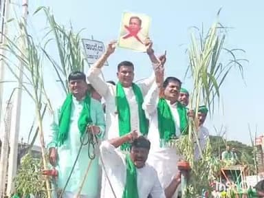 ಹುಮ್ನಾಬಾದ್: ನಗರದಲ್ಲಿ ಬಿಜೆಪಿ ಮುಖಂಡರಿಂದ ಸಿ.ಎಂ ಸಿದ್ದರಾಮಯ್ಯ ಭಾವಚಿತ್ರ ಪ್ರದರ್ಶಿಸಿ ಅಕ್ರೋಶ ಪೊಲೀಸರಿಂದ ಅಡ್ಡಿ, ಭಾರೀ ಮಧ್ಯೆ ಮಾತಿನ ಚಕಮಕಿ