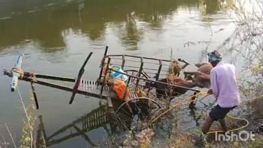 राळेगाव: बेंबळा कालव्यामध्ये बैलबंडी बुडून बंडिला बांधून असलेल्या दोन जनावरांचा मृत्यू रिधोरा येथील घटना