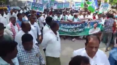 ఎమ్మిగనూరు: ఎమ్మిగనూరులో వైసీపీ ఆధ్వర్యంలో మెడికల్ కాలేజీ ప్రైవేటీకరణకు వ్యతిరేకంగా ప్రజా ఉద్యమం ఎమ్మార్వో ఆఫీస్ ముందు ధర్నా..