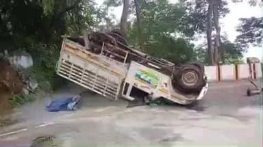 கொல்லிமலை: கொல்லிமலை ஒன்றாவது கொண்டை ஊசி வளைவில் மினி சரக்கு ஆட்டோ கவிழ்ந்து விபத்து ஏற்பட்டதில் டிரைவர் உயிர் தப்பினார்