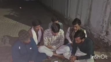 हरदोई: डीएपी न मिलने से नाराज किसानों ने जिला उपभोक्ता सहकारी समिति के बाहर देर रात तक पढ़ी हनुमान चालीसा