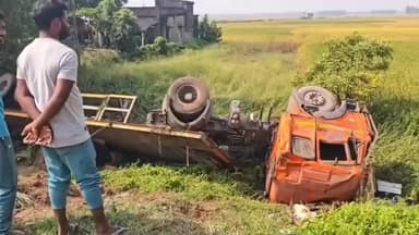 দাঁতন ১: দাঁতনে নিয়ন্ত্রণ হারিয়ে উল্টে গেল ট্রলার প্রাণে বাঁচলেন চালক ও খালাসী!