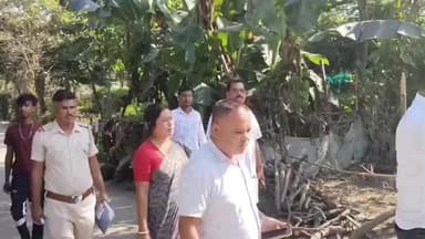 ফালাকাটা: মঙ্গলবার ফালাকাটার দলগাঁওবস্তিতে মৃত যুবকের পরিবারকে বুধবার ৫ লক্ষ টাকার চেক দিল বনদপ্তর