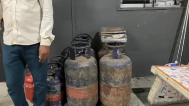 ભરૂચ: ભરૂચ એસ.ઓ.જી.એ અંકલેશ્વરના પદ્માવતી નગરમાં આવેલ ધનલક્ષ્મી કરીયાણા સ્ટોરમાંથી ગેસ રિફીલિંગ કૌભાંડ ઝડપી પાડ્યું હતું.