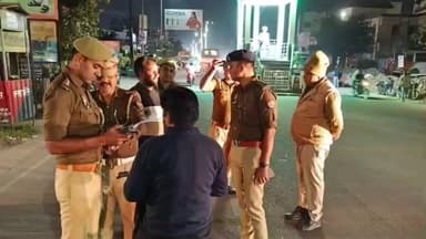 नौगावां सादात: दिल्ली में हुए विस्फोट में कई लोगों की गई जान, नौगांवा में पुलिस ने चलाया चेकिंग अभियान