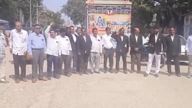 పత్తికొండ: పత్తికొండలో న్యాయవాదులు రక్షణ కల్పించాలంటూ ధర్నా