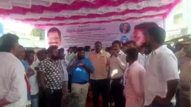 சூளகிரி: ரவுண்டானாவில் விசிக சார்பில் நடத்தவிருந்த ஆர்ப்பாட்டம், உட்கட்சி கோஷ்டி மோதல்: சாலை மறியலில் ஈடுபட்ட ஒருதரப்பினரை கைது செய்த போலிசார்