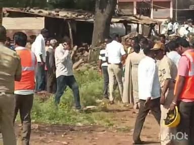 ಹುಮ್ನಾಬಾದ್: ನಗರದಲ್ಲಿ ರಸ್ತೆತಡೆ ಪ್ರತಿಭಟನೆಗೆ ಮುಂದಾದ ರೈತರಿಗೆ ವ್ಯಾನ್ ನಲ್ಲಿ ಹೊತ್ತೊಯ್ದ ಪೊಲೀಸ್ ಅಧಿಕಾರಿಗಳು, ಎಸ್. ಪಿ ಭೇಟಿ