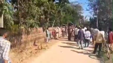 ডুমডুমা: শাহু বোৱাৰীক চোকা অস্ত্ৰৰে আক্ৰমণৰ ঘটনাক কেন্দ্ৰ কৰি আজিও চেপা উত্তেজনা ডুমডুমাৰ ৰূপাই চাহ বাগিছাত